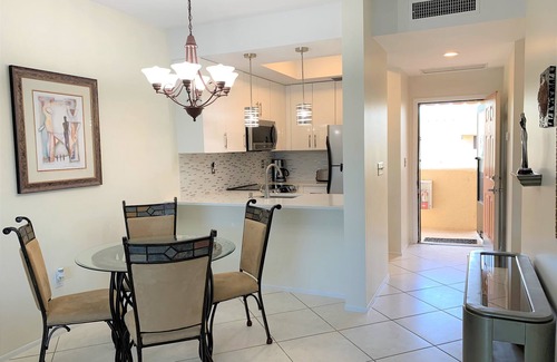 Central Naples Condo | Resort style vacation, 2BR/2BA condo in the heart of Naples: 8min to the beach