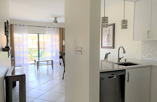 Central Naples Condo | Resort style vacation, 2BR/2BA condo in the heart of Naples: 8min to the beach