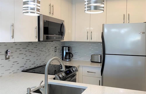 Central Naples Condo | Resort style vacation, 2BR/2BA condo in the heart of Naples: 8min to the beach