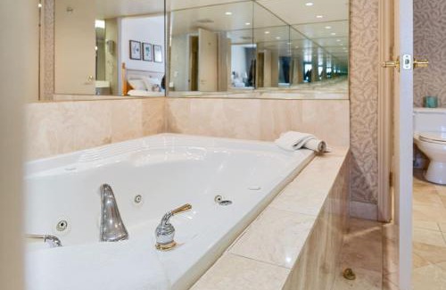 Oro-Medonte Apartment | Resort Style with Balcony Hot Tub and Full Kitchen