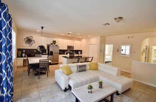 Bellavida House | Resort Townhome 4BR, Private Pool, Near Disney