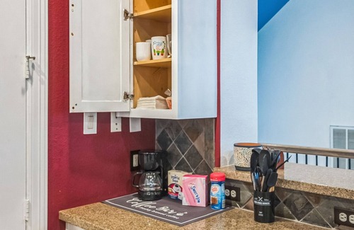 Woodland Heights House | Resort Vibe HotTub Stunning Downtown Skyline View near med center