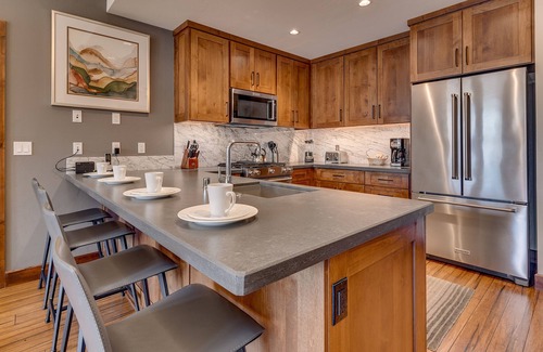 Lakeside Park Condo | Resort! Walk to Skiing/Casinos/Beach, Pool & Spa, Gym, Grill: Zalanta Oasis