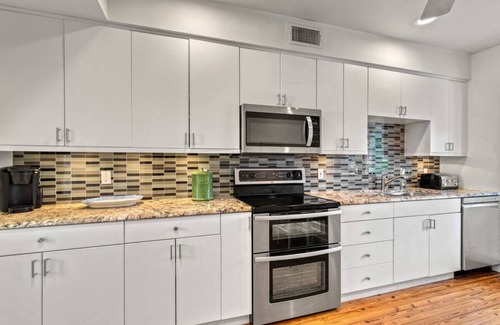 Central Sarasota House | Resort with Pickleball, Basketball, Mini Golf + Pool