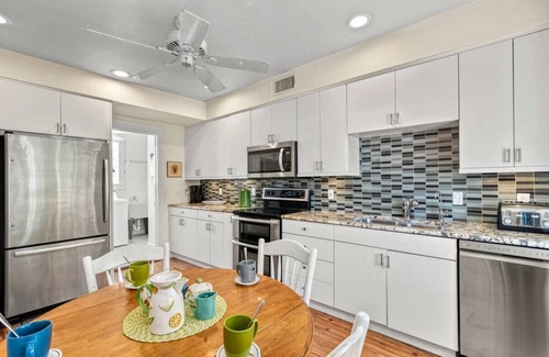 Central Sarasota House | Resort with Pickleball, Basketball, Mini Golf + Pool