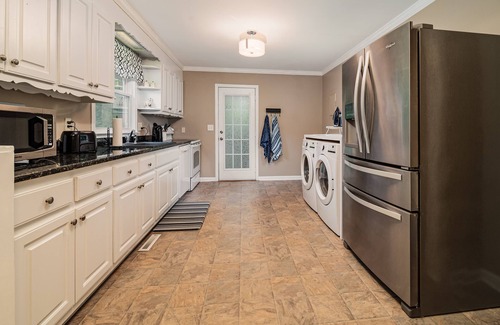 Sans Souci House | Respite Inn- Monthly Rental 3 Miles to DT GVL