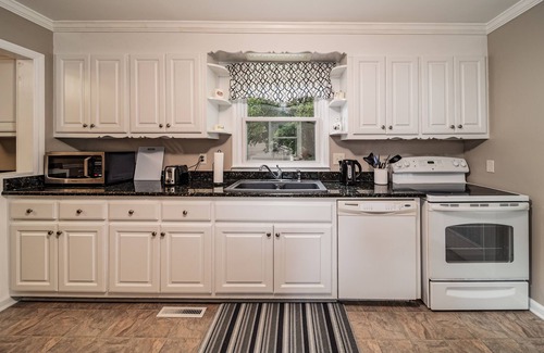 Sans Souci House | Respite Inn- Monthly Rental 3 Miles to DT GVL