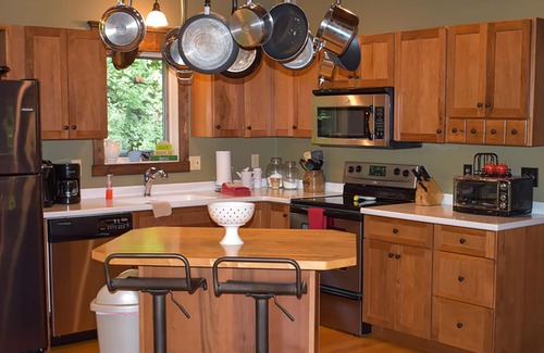 Nineveh Cabin | Rest and rejuvenate in seclusion at Nature's Nest!