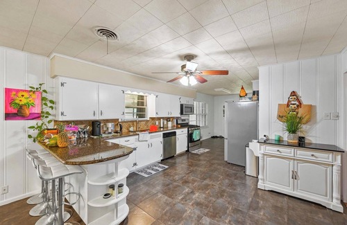 Hurst House | Rest and Relaxation - large oasis in the middle of town.