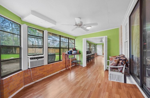 Hurst House | Rest and Relaxation - large oasis in the middle of town.