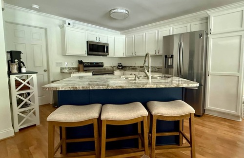 New London House | Rest at Badin Lake