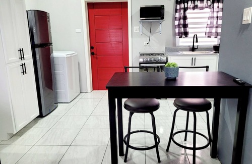 Ottleyʼs Apartment | Rest Easy Suite #4 with Mountain and Sea Views