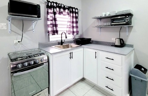 Ottleyʼs Apartment | Rest Easy Suite #4 with Mountain and Sea Views