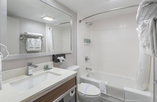 Inglewood Hotel | Rest Easy With Mood Lighting in Cozy Room Near Santa Monica Beach