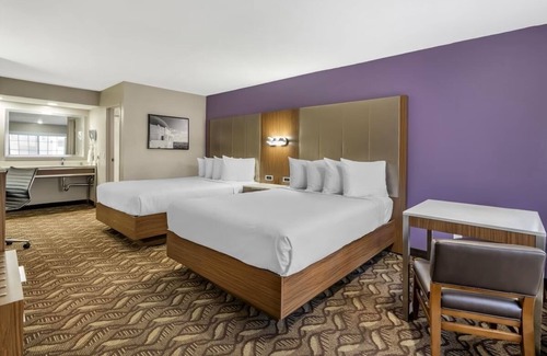 Inglewood Hotel | Rest Easy With Mood Lighting in Cozy Room Near Santa Monica Beach