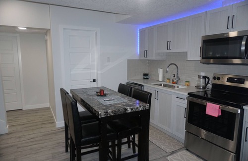 West Edmonton House | Rest Haven - 10 mins from West Edmonton Mall