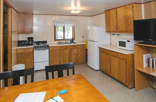 Richmond Cabin | Rest Haven, a 2BR lakefront cabin near the beach at Riverside Resort