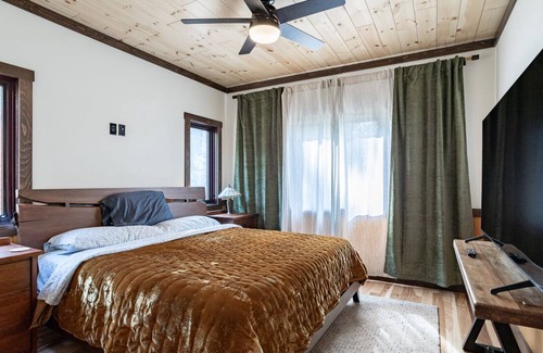 Rhinelander Cabin | Rest on Silver Lake - The Bear : Luxurious 3 bed walkout!