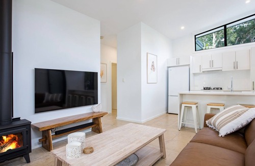 Umina Beach House | Rest - Pet Friendly with Outdoor Bath - 3 Mins Walk to Beach