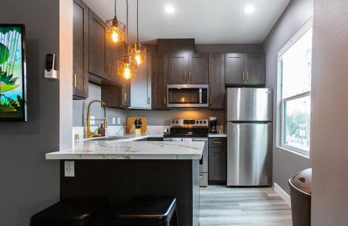 University Heights Apartment | Restaurants-fast-wifi-ac-park-professionals