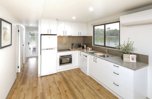 Mildura Boat Rental | Restaway Houseboat Mildura -Modern Moored Accommodation on the Murray River