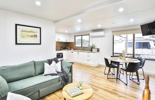 Mildura Boat Rental | Restaway Houseboat Mildura -Modern Moored Accommodation on the Murray River