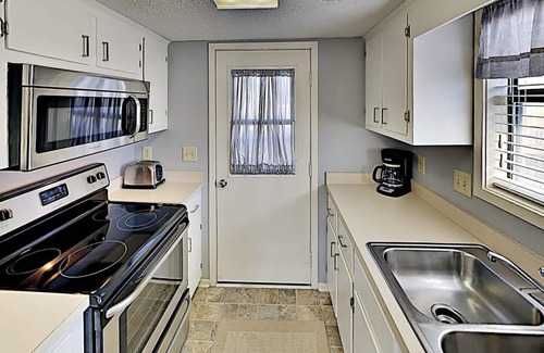 Myrtle Beach Cottage | Restful Guest Cottage Pool 4 Blocks to the Beach