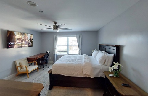 Lindenhurst House | Restful Hotel-Inspired Modern Retreat, A New Cozy 3BR, 2BA Open Concept Home