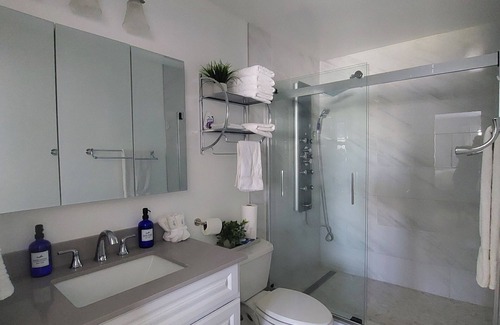 Lindenhurst House | Restful Hotel-Inspired Modern Retreat, A New Cozy 3BR, 2BA Open Concept Home