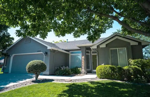 Nampa House | Restful Meadows- sleeps 10. Close to Columbia High, Metel Sports, & Idaho Center