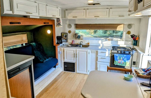 Hammond House | Restful Modern RV Retreat- Secluded Yet Conveniently Located!