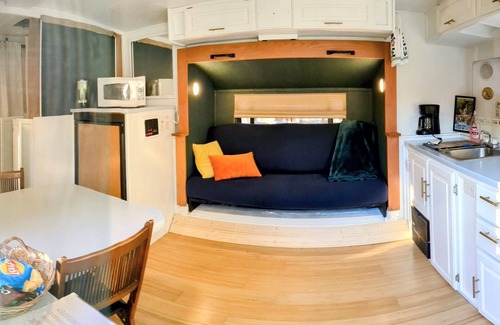 Hammond House | Restful Modern RV Retreat- Secluded Yet Conveniently Located!