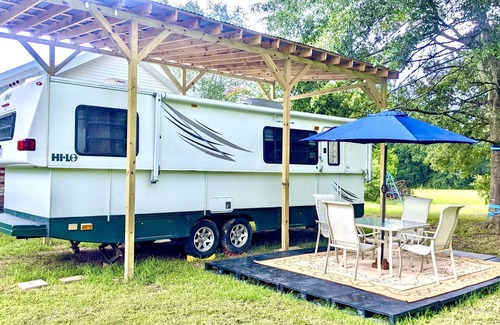 Hammond House | Restful Modern RV Retreat- Secluded Yet Conveniently Located!
