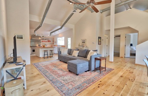 Wimberley House | Restful Retreat- Stylish 4 Bedroom Oasis