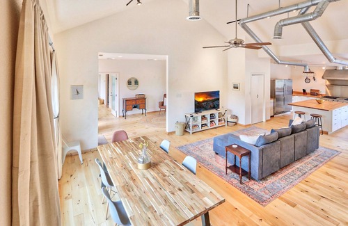 Wimberley House | Restful Retreat- Stylish 4 Bedroom Oasis