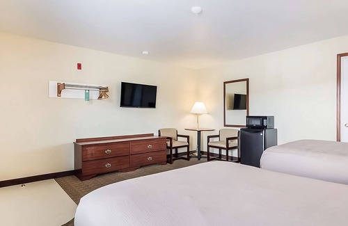 Aberdeen Hotel | Restful Vacation at GuestHouse Montesano! Minutes from Grays Harbor Raceway!