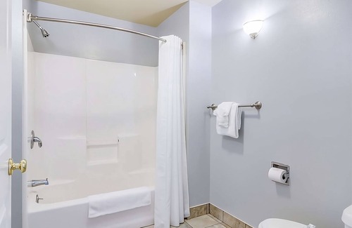 Aberdeen Hotel | Restful Vacation at GuestHouse Montesano! Minutes from Grays Harbor Raceway!