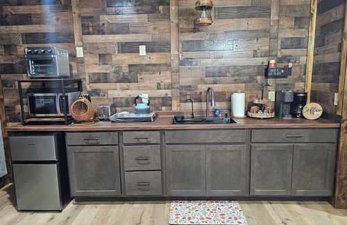 Willisburg Cottage | Restin' Holes Ky Bourbon Trail C -Sauna-HotTub-Gym-Playground-Waterfall-Themed