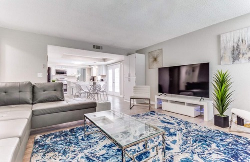 Richardson House | Reston NEW Bright, Airy Home w/In Ground Pool & Grill