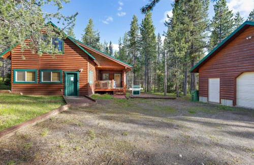 Island Park House | Restoration Pines by KABINO Hot Tub Big Garage Yard Fire Pit Swingset Foosball WiFi Grill