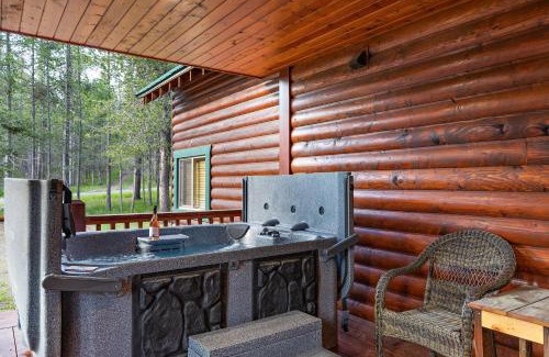 Island Park House | Restoration Pines by KABINO Hot Tub Big Garage Yard Fire Pit Swingset Foosball WiFi Grill