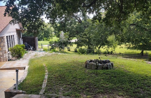 Seguin Cottage | Restoration Retreat with Pool and Hot Tub!