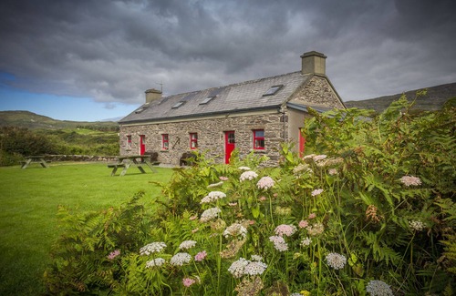 Caherdaniel Cottage | Restored 18C coastguard cottage on the shore of the beautiful Kenmare estuary