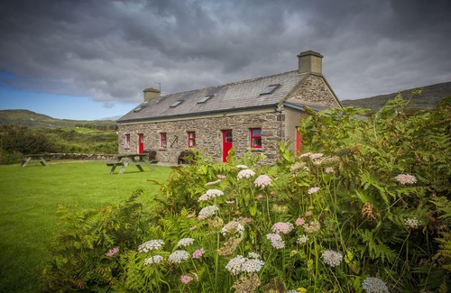 Castlecove Cottage | Restored 18th C. Coastguard cottage on shore of beautiful Kenmare Estuary