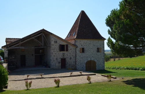 Francescas House | Restored 18th century farmhouse with swimming pool and tennis court. Large view.