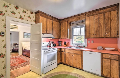 Hayes Cottage | Restored 1920's Cottage on 1 Acre w/Fire Pit