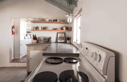 Wonder Valley Cabin | Restored 1940s Hideaway, 10 Acres, Forever Views, Hot Tub, 15 mins to park