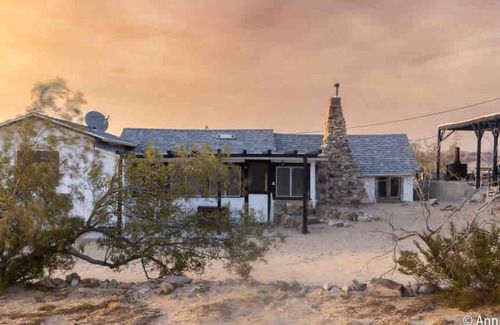 Wonder Valley Cabin | Restored 1940s Hideaway, 10 Acres, Forever Views, Hot Tub, 15 mins to park