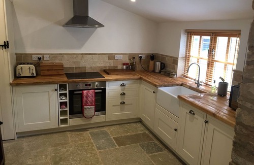 Burford House | Restored Cotswold barn - The Barn - in the centre of Burford
