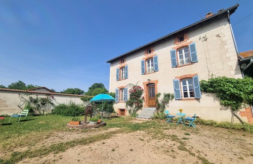 Saint-Sixte Cottage | Restored farmhouse with private pool and fireplace
